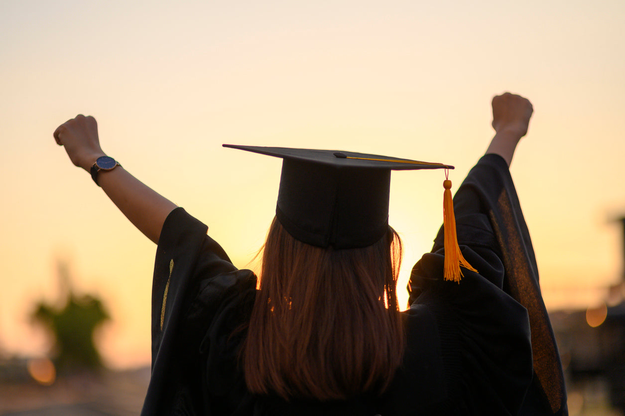 Graduation in Different Countries: What Outfits do Worldwide Students Wear